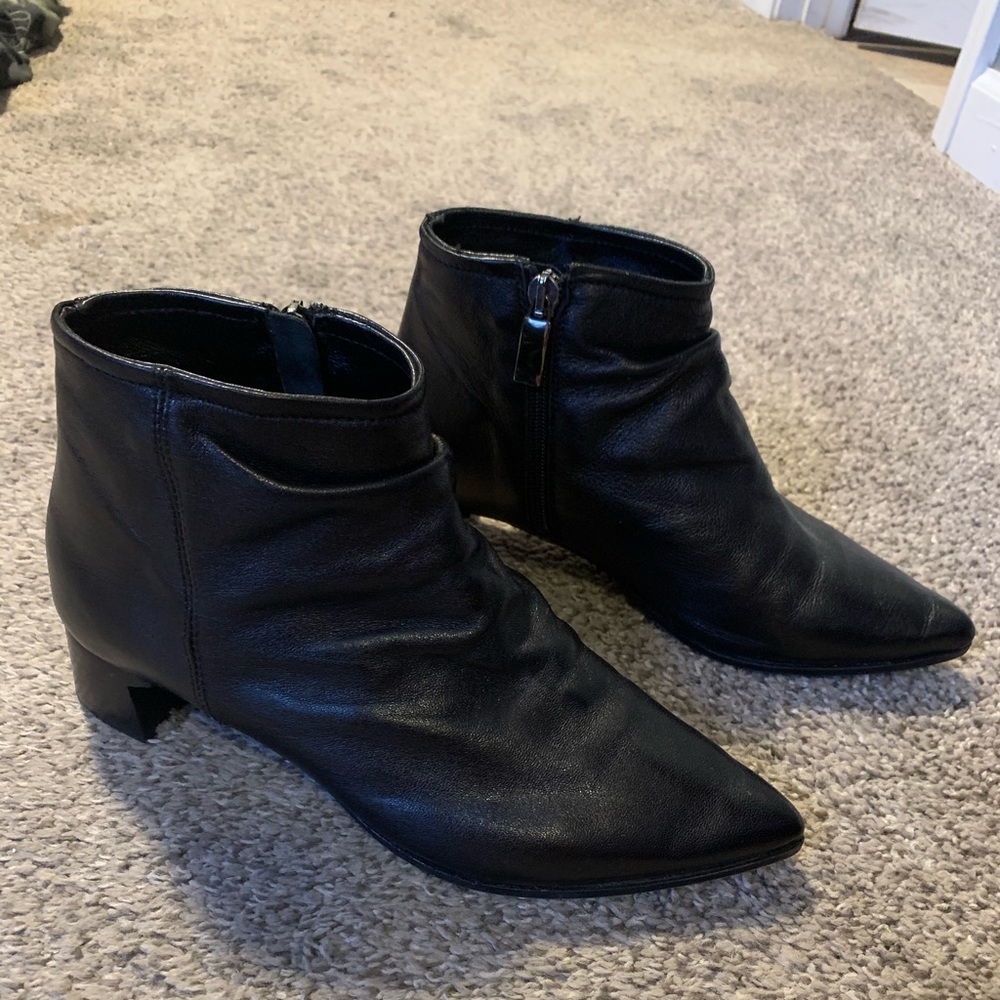 Vero Cuoio black pointed toe booties size 6.5